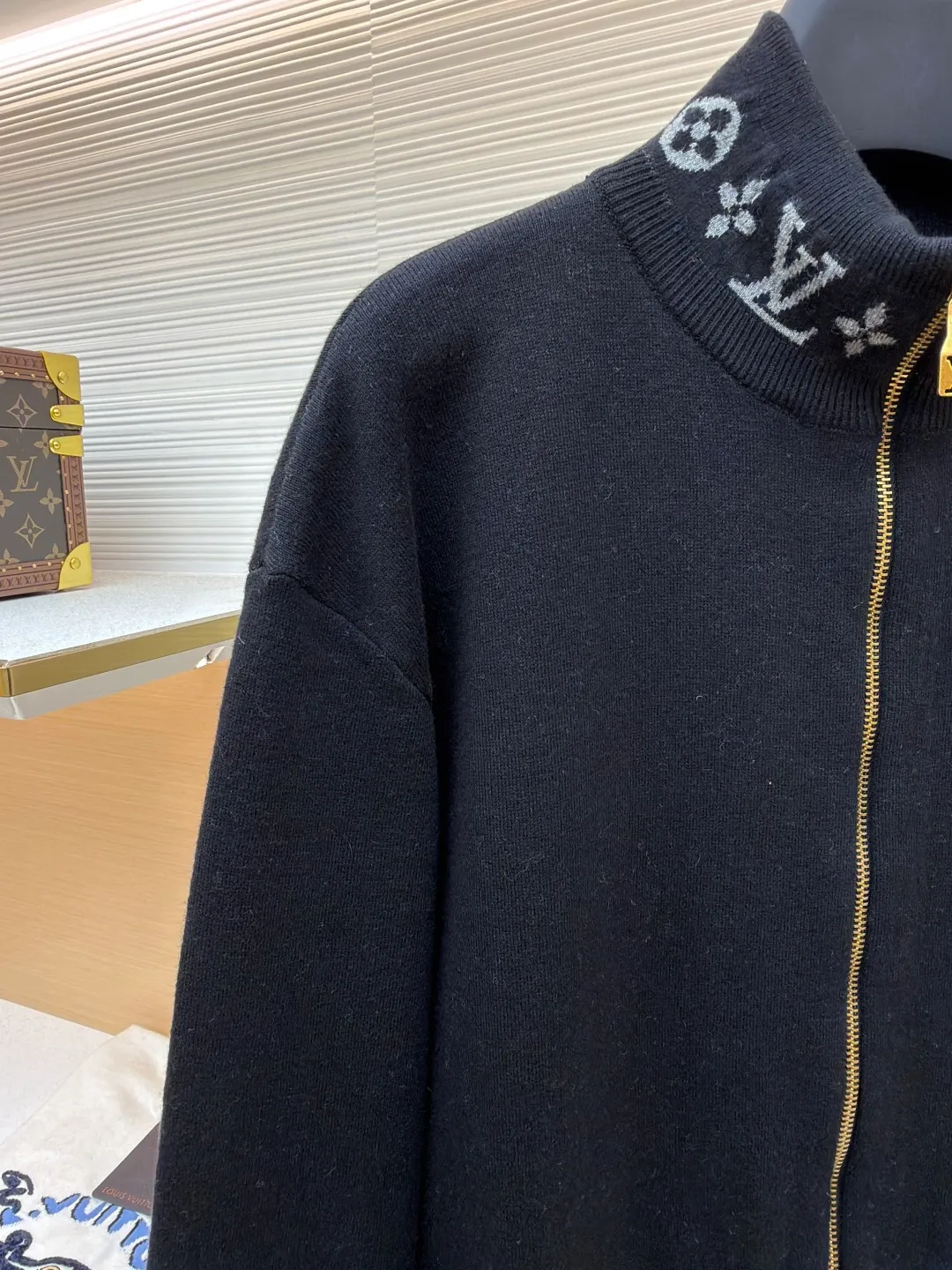 LOUIS VUITTON Wool knitted printed stand collar long sleeves ●Original version: Purchased and developed by 15953 ●Item number: 1681976-C05 ●Fabric: wool blended fabric ●Technology: knitting ●Color: black ●Version: fitted version ●Weight: about 670 grams ●Size: S-M-L-XL ●Description: Made of selected wool blended fabric, it feels soft and delicate and has good warmth retention. After special washing process, it presents a unique aged texture and soft color. The three-dimensional tailoring fits the body shape, and the stand-up collar design with smooth zipper closure makes it neat and stylish to wear. The collar and cuffs are decorated with the brand's iconic Monogram jacquard pattern, with exquisite details that highlight the brand's identity. The body of the garment adopts flat-turn open-stitching technology, the stitches are even and flat, and the lines are clear and smooth. The pockets on both sides are designed to be practical and beautiful, and the edges are reinforced to ensure durability. The ribbed design on the hem and cuffs is both windproof and warm and can modify your figure. The entire jacket embodies Louis Vuitton's ultimate pursuit of quality and craftsmanship from fabric selection, tailoring to detail processing. It not only retains the elegant style of classic items, but also incorporates modern design language, making it suitable for various occasions and showing a low-key and luxurious fashion attitude. The overall wiring is straight and delicate, the fabric is comfortable and soft, and the color is consistent without color difference. It can be matched with the same style to create a fashionable look and control various occasions. Customized accessories, complete with three standards, same style for men and women!
